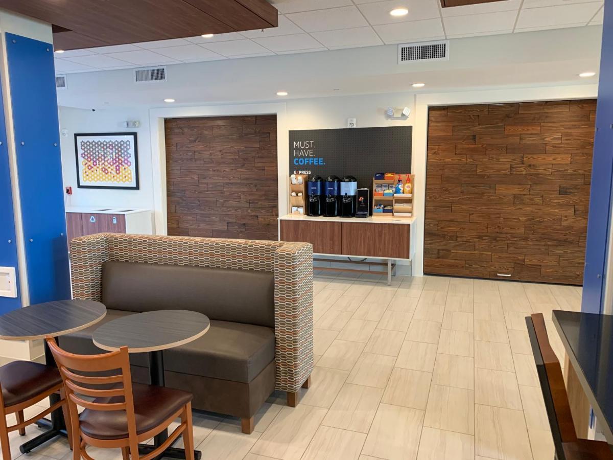Holiday Inn Express & Suites Wilmington West - Medical Park By Ihg Exterior photo