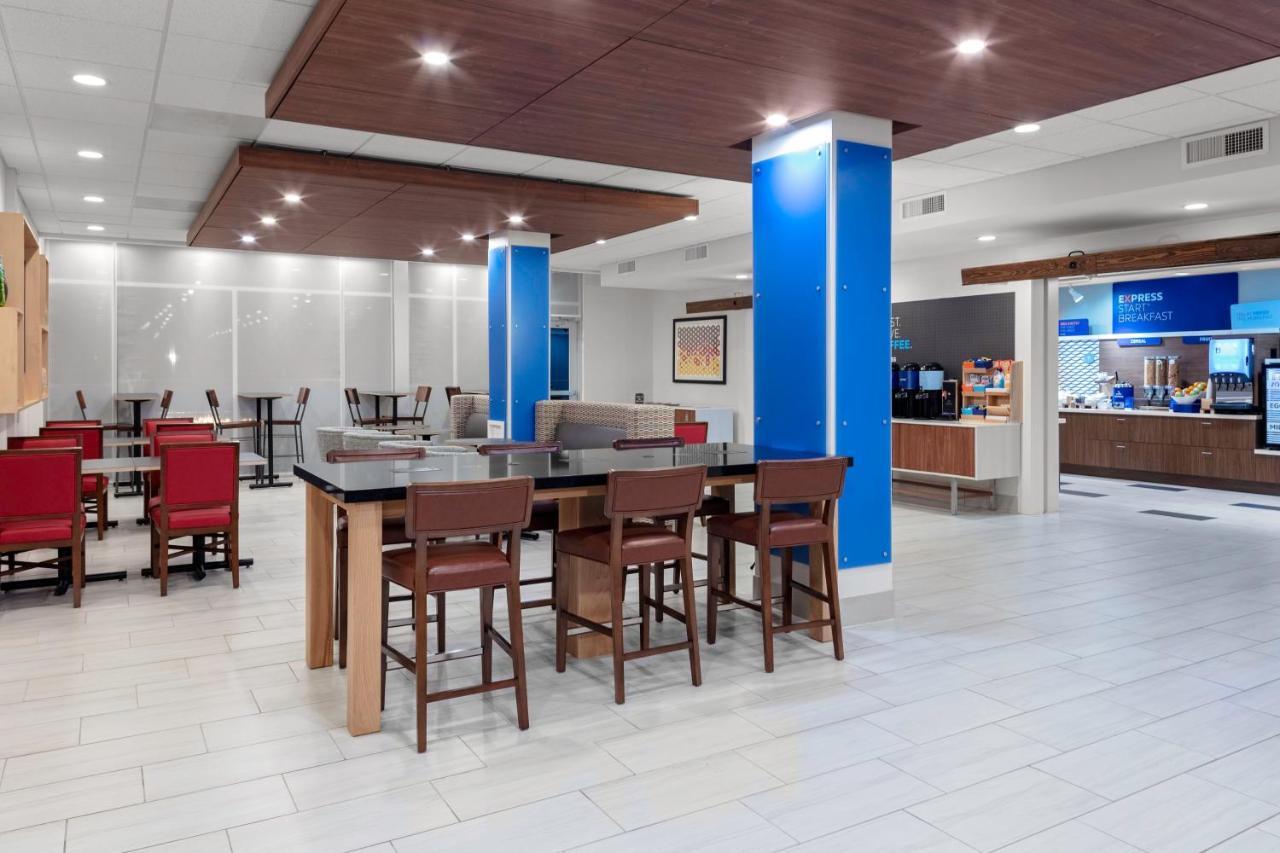 Holiday Inn Express & Suites Wilmington West - Medical Park By Ihg Exterior photo