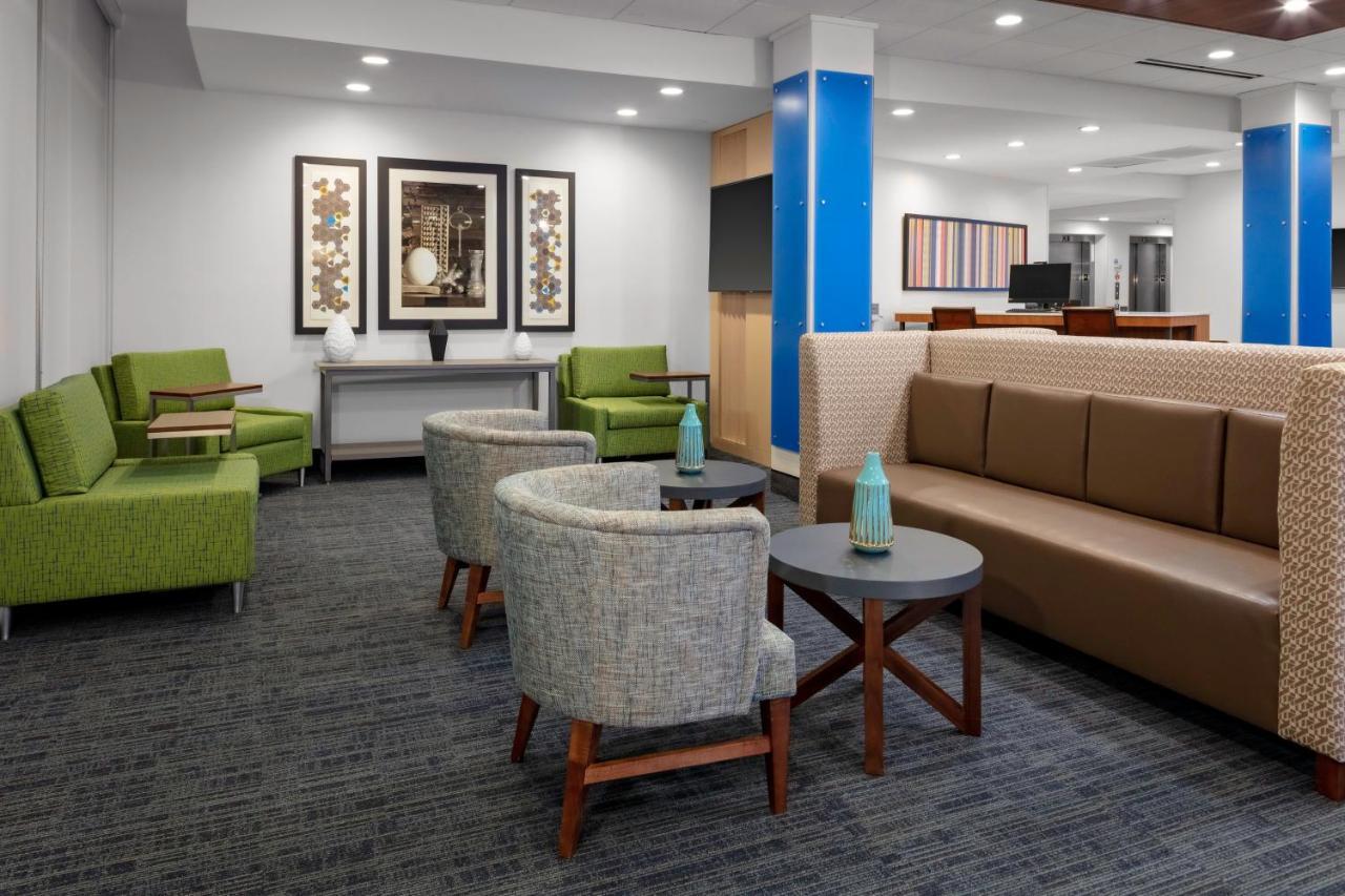 Holiday Inn Express & Suites Wilmington West - Medical Park By Ihg Exterior photo